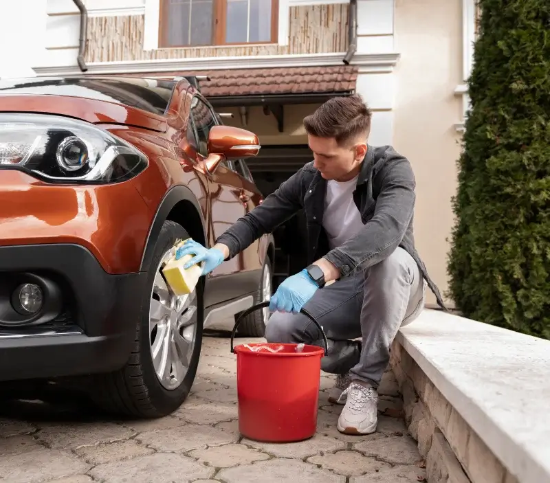 Lavage auto à domicile Benest : professionnel intervenant sur un véhicule